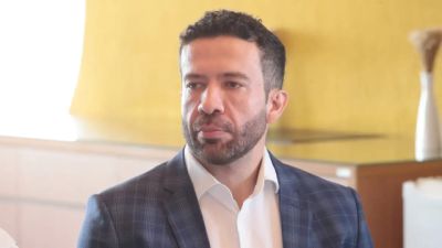 Imagem referente à notícia: André Janones recebe alta e deixa hospital em São Paulo