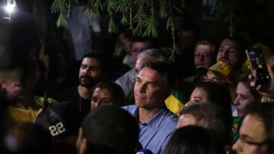 Imagem referente a notícia: Flávio Bolsonaro impõe condições para liberar sigilos
