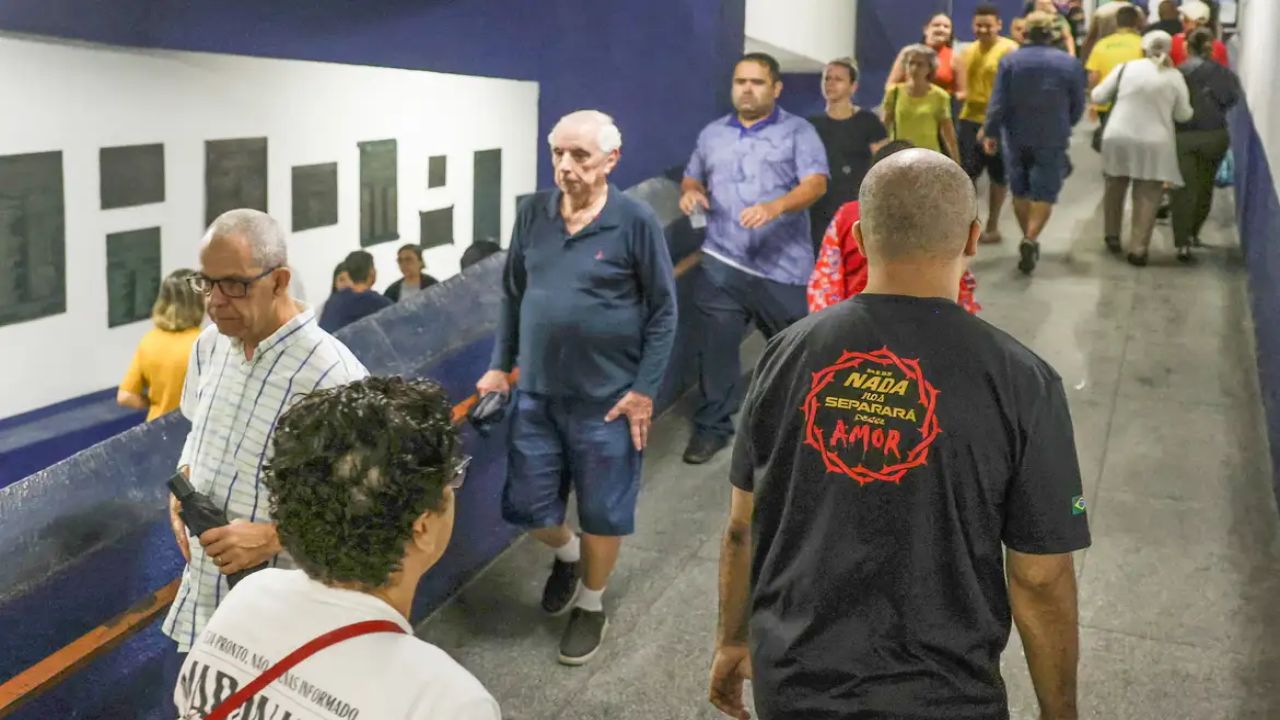 <div>"Não poderia ficar de fora", diz idoso que votou 10 dias após cirurgia</div>