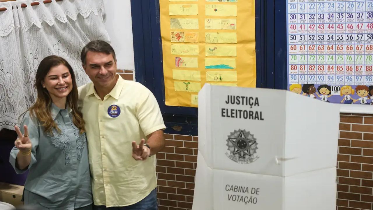 Ao votar no Rio de Janeiro, Flávio diz que representa a mudança