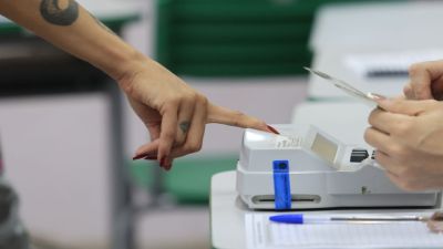 Imagem referente à notícia: Eleitores vão cedo aos locais de votação no Rio, mesmo com chuva