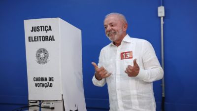 Imagem referente à notícia: <div>Lula vota e enaltece mobilização popular: "nunca vi nada igual"</div>