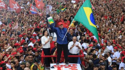 Imagem referente à notícia: Lula é reeleito presidente do Brasil em virada histórica