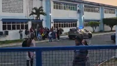 Imagem referente à notícia: Eleitores relatam urnas fechadas e falta de transporte em Salvador