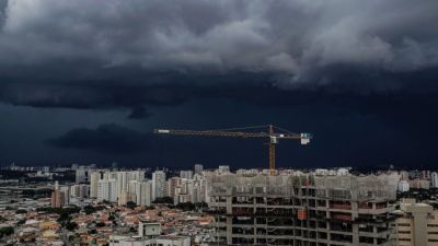 Imagem referente à notícia: Campanha de Flávio pede votação até 19h por chuvas em alguns estados