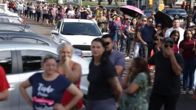 Imagem referente à notícia: Campanha de Lula denuncia falta de transporte em nove estados
