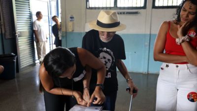 Imagem referente à notícia: Eleitores de todas as idades vão às urnas pelo futuro do país