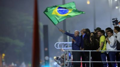 Imagem referente à notícia: Em festa da vitória, Lula pede que público cante Hino da Independência