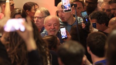 Imagem referente à notícia: Lula agradece votos e diz que teve de vencer intromissão vinda de fora
