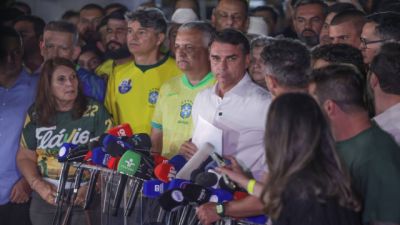 Imagem referente à notícia: Moraes manda Flávio entregar passaporte e o proíbe de deixar o país