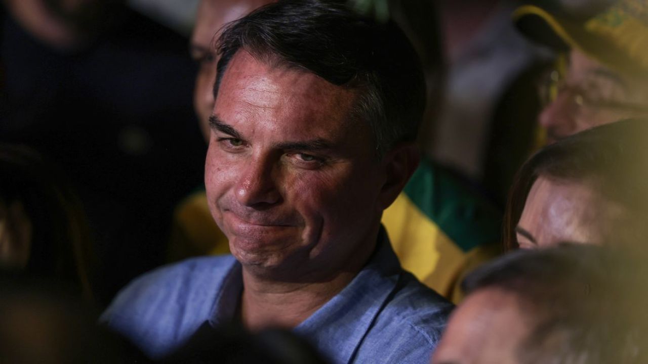 Imprensa internacional repercute fuga de Flávio Bolsonaro do Brasil