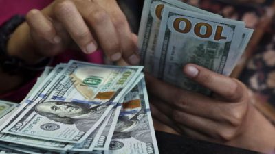 Imagem referente a notícia: Dólar cai quase 1%, e Ibovespa recua após tombo eleitoral