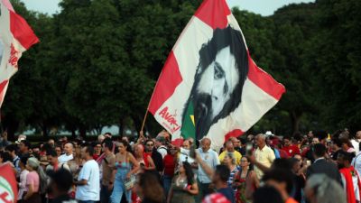 Imagem referente à notícia: Lula e eleitores idosos se emocionam em “festa de aniversário”