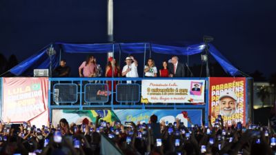 Imagem referente à notícia: “Ato vergonhoso”, diz Lula sobre fuga de Flávio Bolsonaro