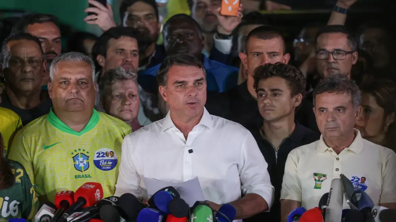 PF investiga circunstâncias da fuga de Flávio Bolsonaro do Brasil