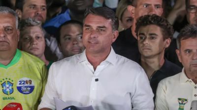 Imagem referente à notícia: Em carta golpista, Flávio agradece Milei e Trump por apoio para fuga