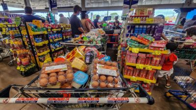 Imagem referente à notícia: Consumo de alimentos cresce após proibição das bets no país, diz Abras