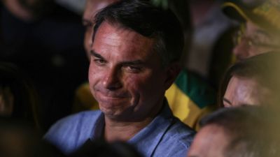 Imagem referente à notícia: Fuga e carta golpista ampliam isolamento de Flávio Bolsonaro