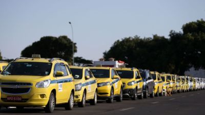 Imagem referente à notícia: Governo autoriza contrato de R$ 30 bi para motoristas de aplicativos