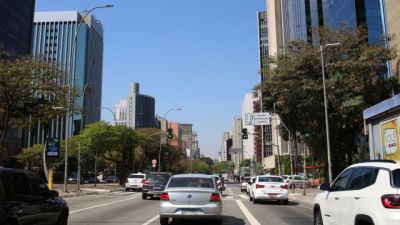 Imagem referente à notícia: Economistas propõem taxar ricos em vez de cortar gastos sociais