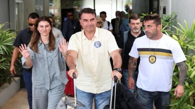 Imagem referente à notícia: Ação Popular pede suspensão de salário do senador Flávio Bolsonaro