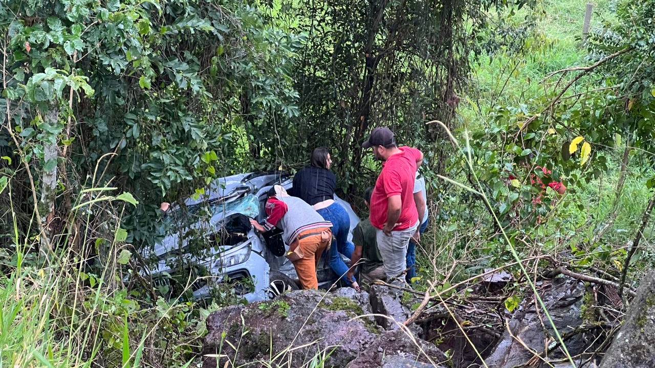 Grave acidente envolvendo automóvel e caminhão deixa quatro pessoas feridas na PR-483