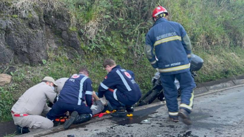 Homem fica ferido em colisão entre moto e caminhão, na PR 566