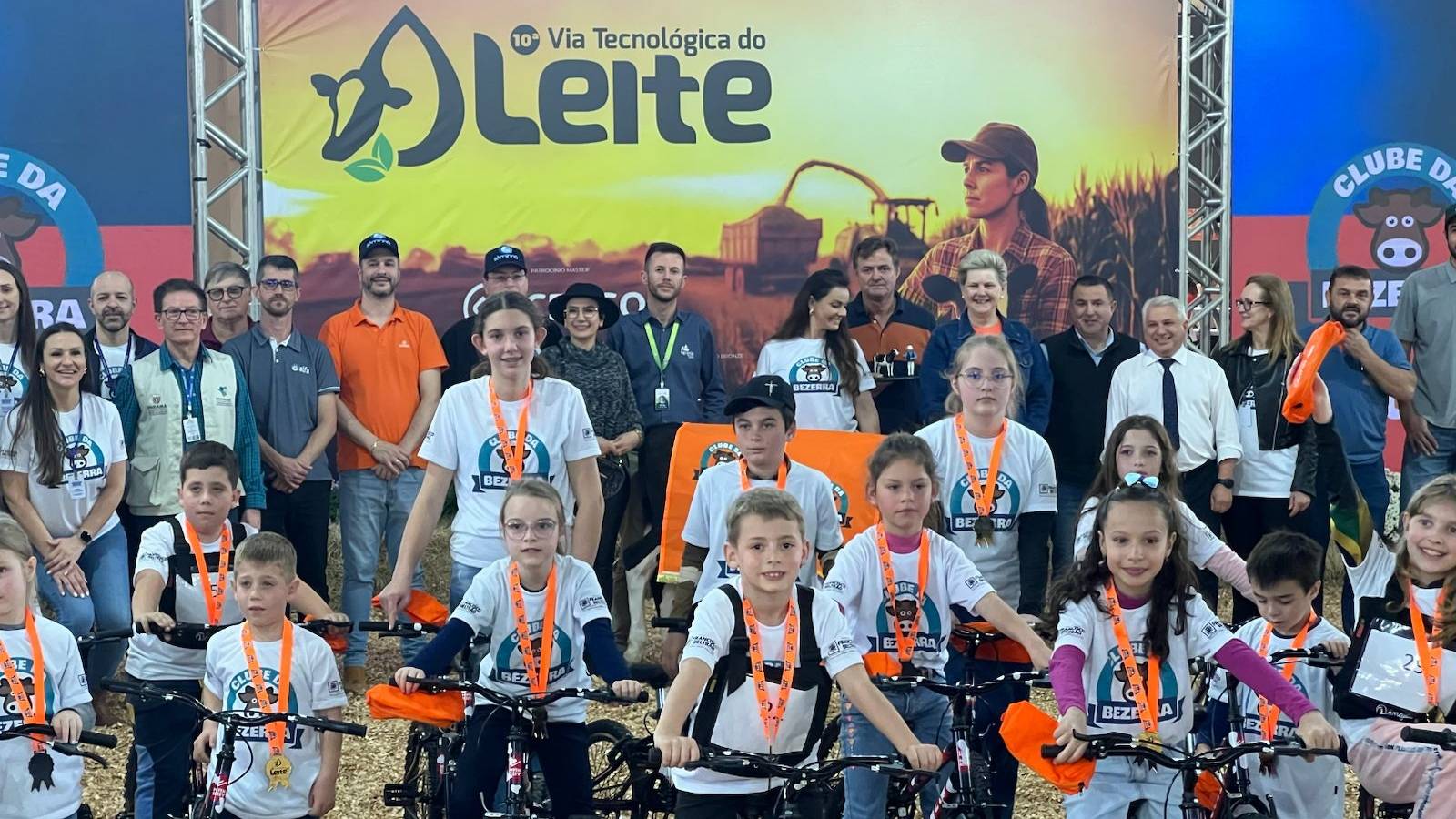 Clube da Bezerra incentiva crianças na atividade leiteira e premia os “pequenos produtores”