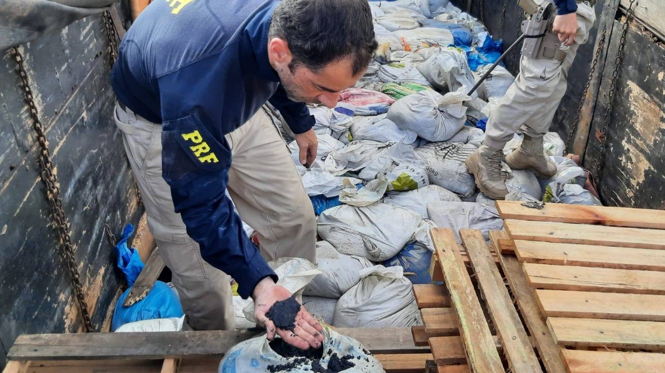 PRF apreende carga ilegal de "ouro negro" avaliada em R$ 3 milhões