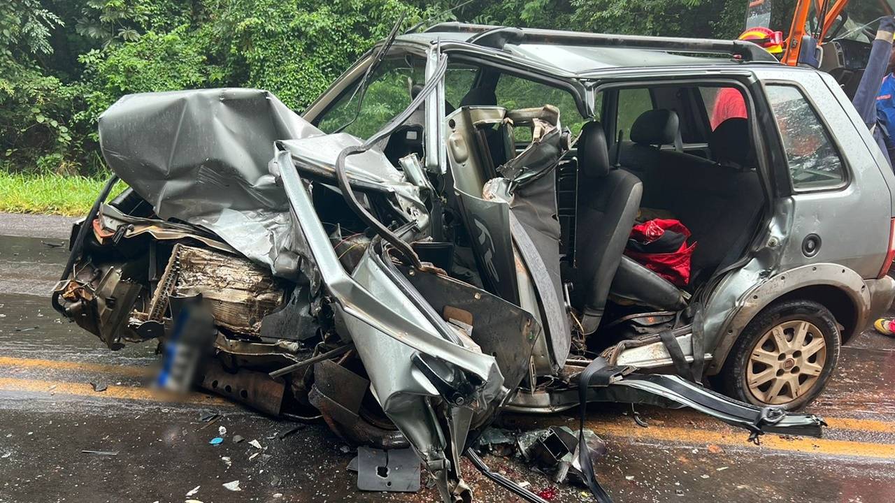 Homem fica gravemente ferido após violenta colisão entre carros na PR-182 em Ampére