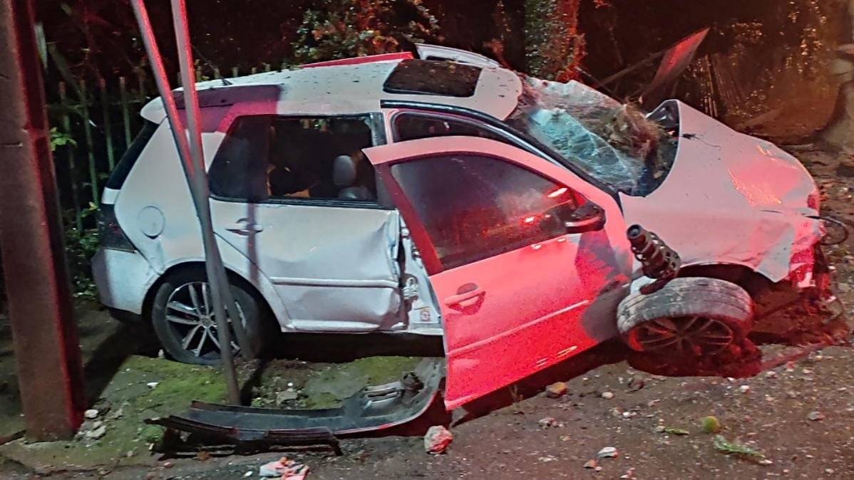 Motorista bate em ponto de ônibus durante fuga da polícia em Francisco Beltrão