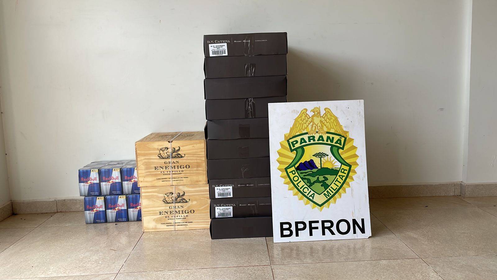 BPFRON apreende 12 caixas de bebidas estrangeiras em Santo Antônio do Sudoeste