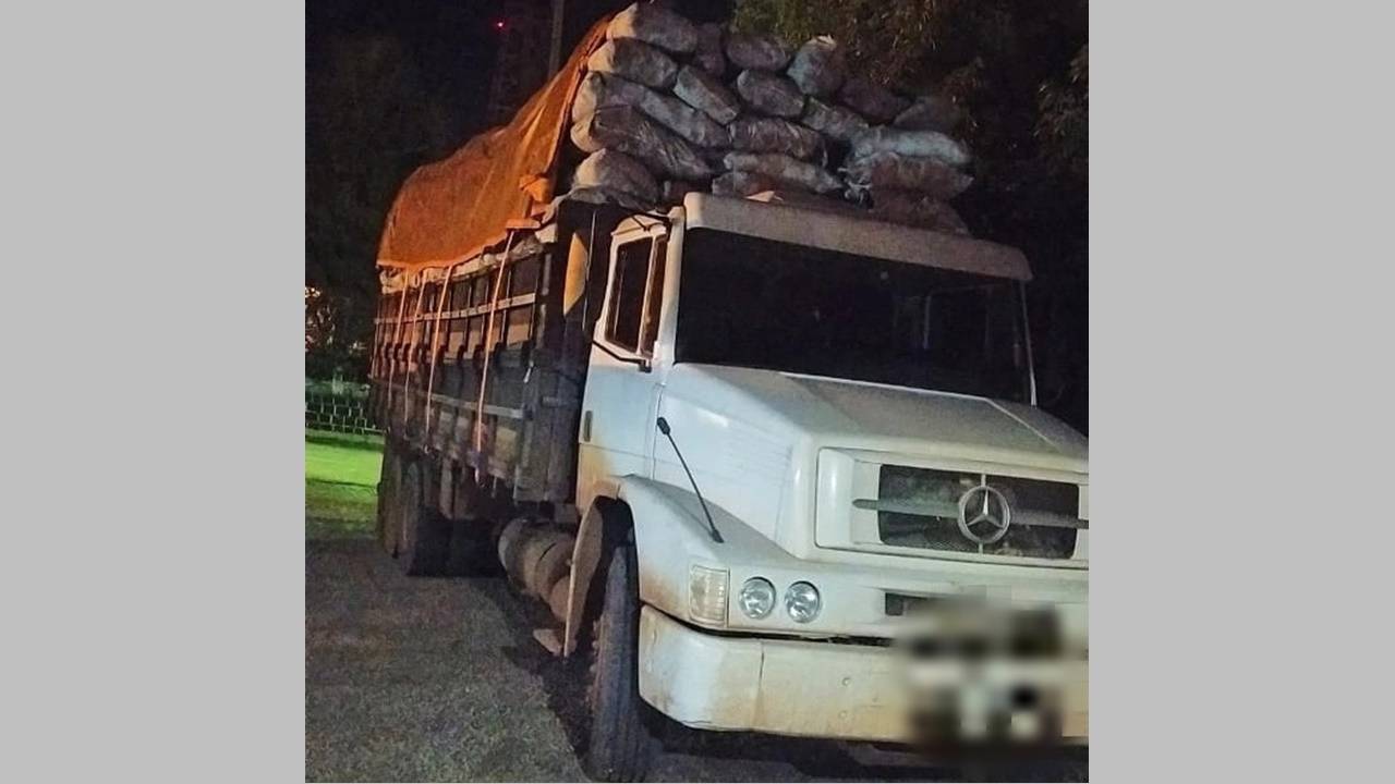 Polícia Militar apreende caminhão com 12 toneladas de carvão contrabandeado em Pérola D` Oeste