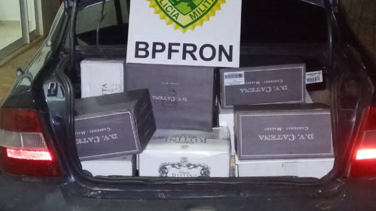 BPFRON apreende veículo carregado com vinho em Santo Antônio do Sudoeste