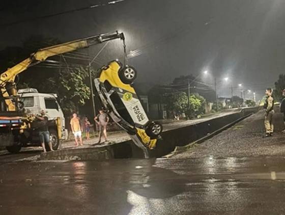 Viatura policial capota e cai em córrego durante perseguição em Realeza; nenhum policial se feriu