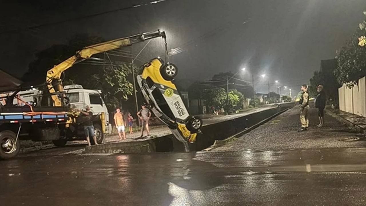 Viatura policial capota e cai em córrego durante perseguição em Realeza; nenhum policial se feriu