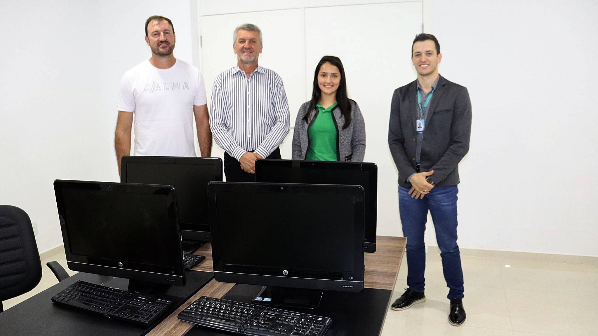 Cooperativa Sicoob São Miguel doa computadores para a educação em Bom Jesus do Sul