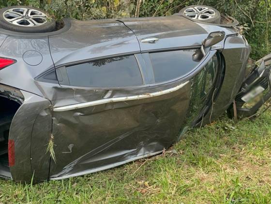 Veículo capota na PR-180, mas condutor sai ileso