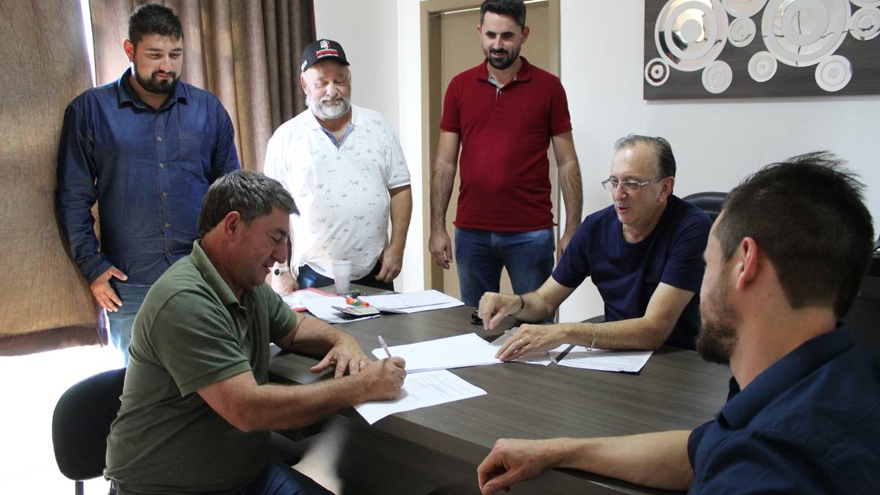 Pinhal de São Bento assina ordem de serviço para pavimentação asfáltica em ruas da cidade