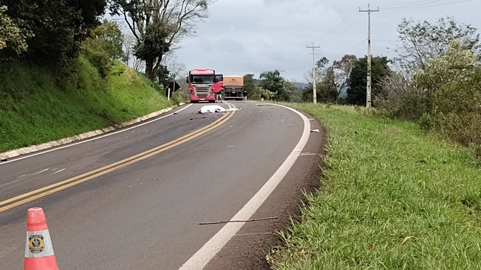 Motociclista de 24 anos morre após colisão frontal com carreta na BR-163