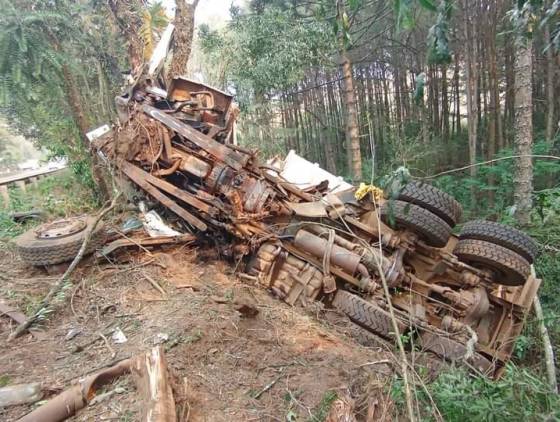 Caminhão fica destruído após acidente na SC-157, Motorista escapa com ferimentos leves
