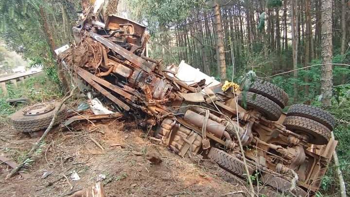 Caminhão fica destruído após acidente na SC-157, Motorista escapa com ferimentos leves