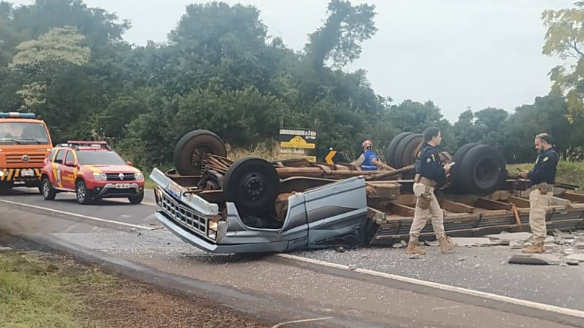 Caminhonete carregada com tubos de concreto capota na BR 163, em Santo Antonio do Sudoeste