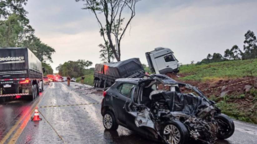 Homem morre e outras duas pessoas ficam feridas após grave acidente na PR-182, em Ampére