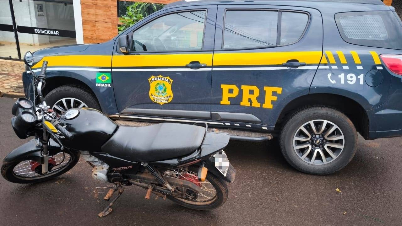 PRF recupera motocicleta furtada no Brasil rodando com placa argentina Santo Antônio do Sudoeste