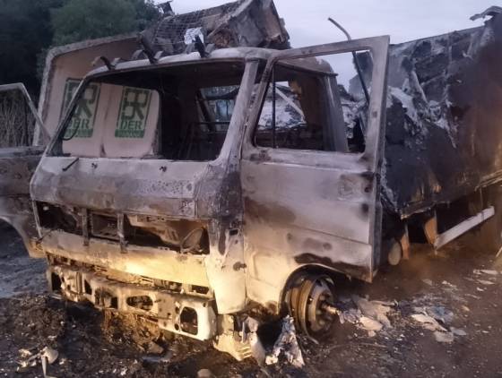 Caminhão frigorífico pega fogo e é destruído na PR-493 em Itapejara do Oeste