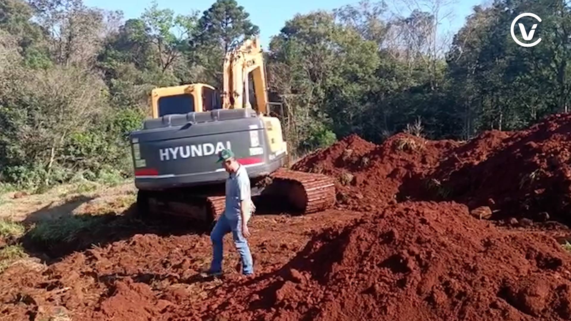 Projeto "Porteira Adentro" beneficia agricultores de Pinhal de São Bento com serviços de máquinas