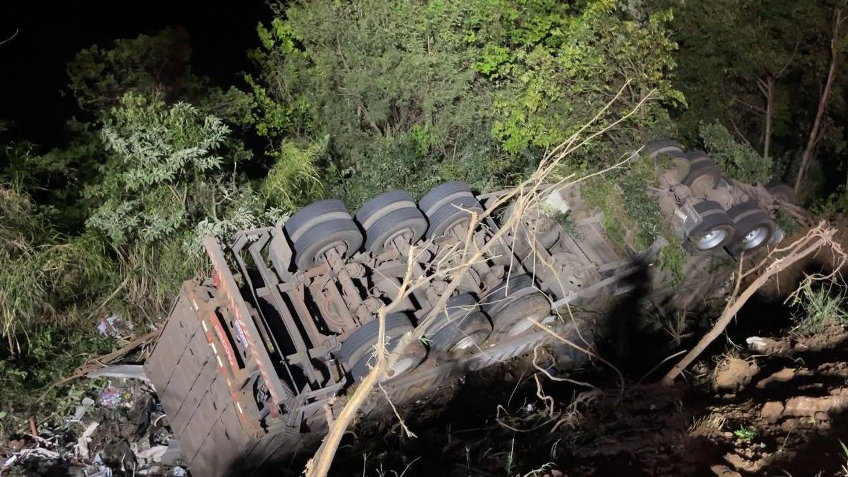 Serra da Maria Preta: Carreta tomba na BR-163 em Dionísio Cerqueira