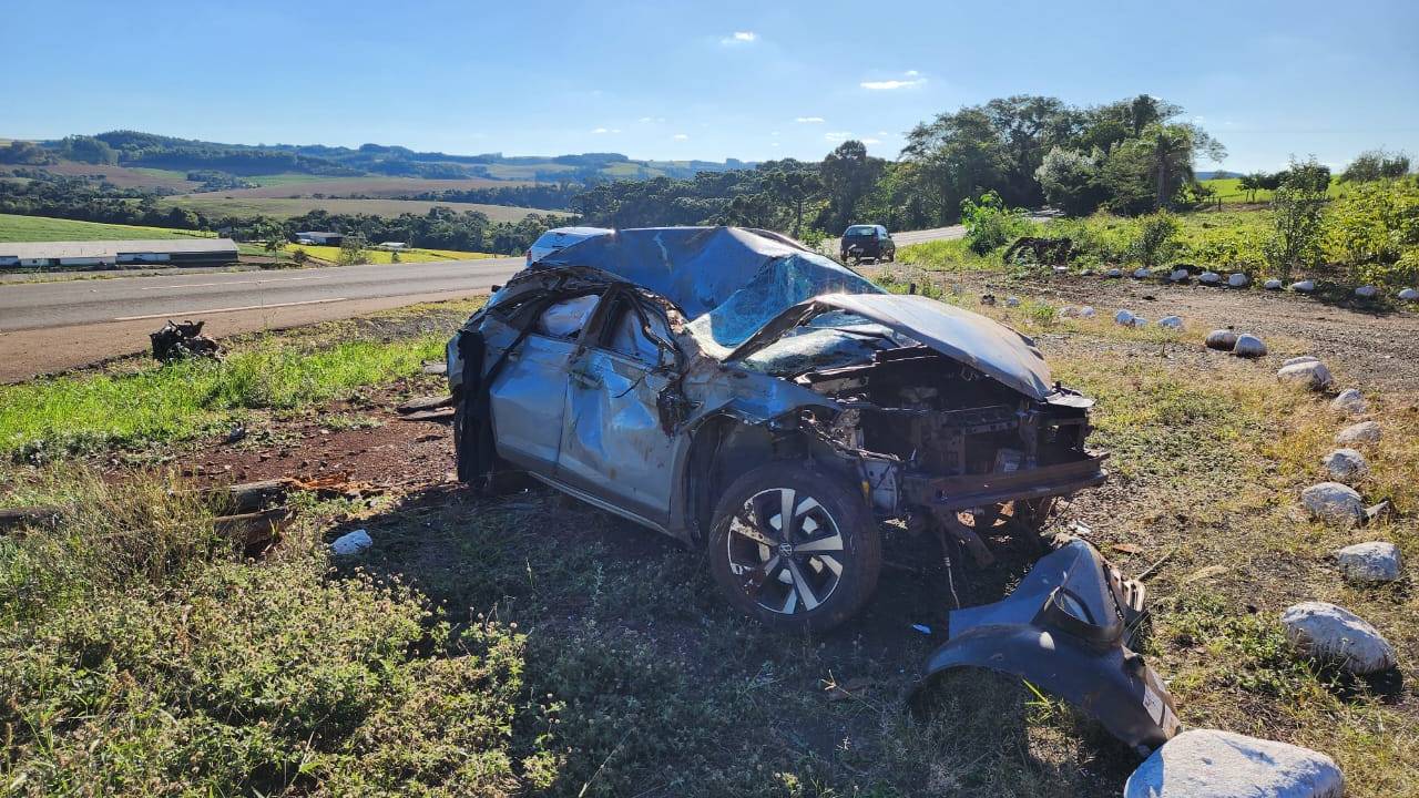 Nivus fica destruído após capotamento na PR-493 entre Itapejara do Oeste e Pato Branco