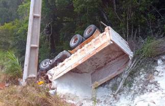 Caminhoneiro morre em capotamento em estrada vicinal de Vitorino